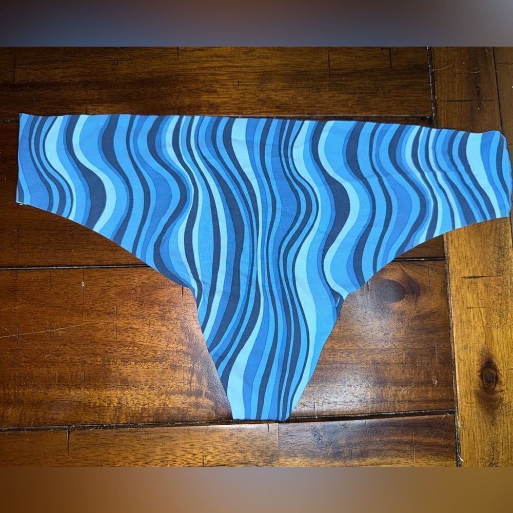 NWOT Jockey Invisible Edge Medium Thong